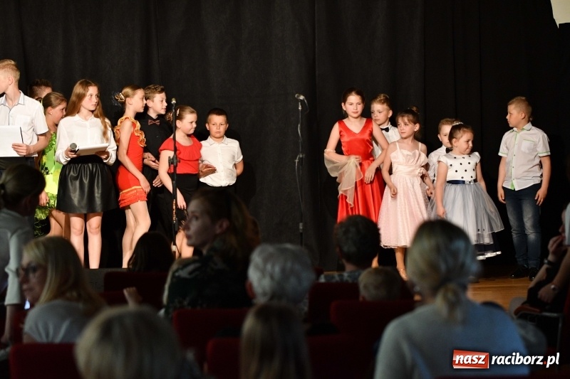 Zdjęcie w galerii na portalu naszraciborz.pl: Koncert z okazji Dnia Mamy i Taty na Zamku Piastowskim wiadomości z regionu