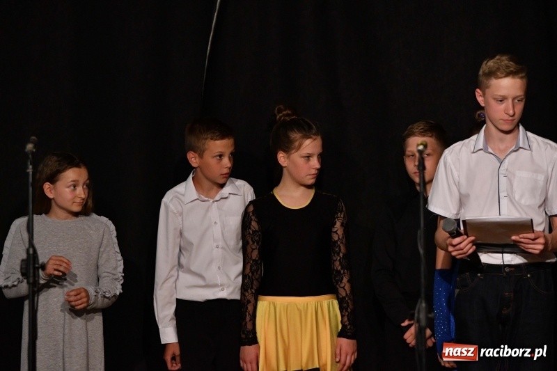 Zdjęcie w galerii na portalu naszraciborz.pl: Koncert z okazji Dnia Mamy i Taty na Zamku Piastowskim wiadomości z regionu