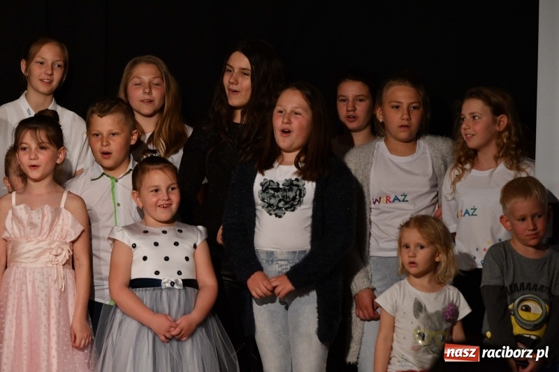 Zdjęcie w galerii na portalu naszraciborz.pl: Koncert z okazji Dnia Mamy i Taty na Zamku Piastowskim wiadomości z regionu