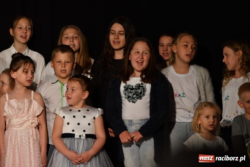 Zdjęcie w galerii na portalu naszraciborz.pl: Koncert z okazji Dnia Mamy i Taty na Zamku Piastowskim wiadomości z regionu