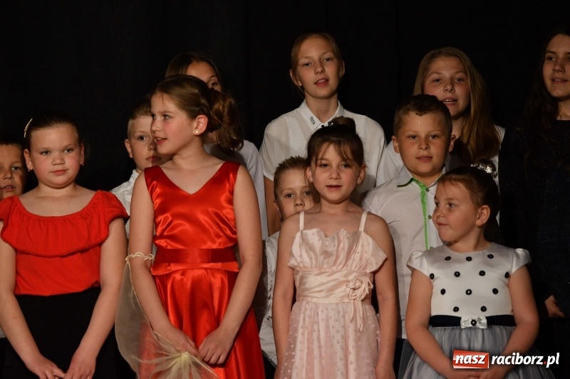 Zdjęcie w galerii na portalu naszraciborz.pl: Koncert z okazji Dnia Mamy i Taty na Zamku Piastowskim wiadomości z regionu