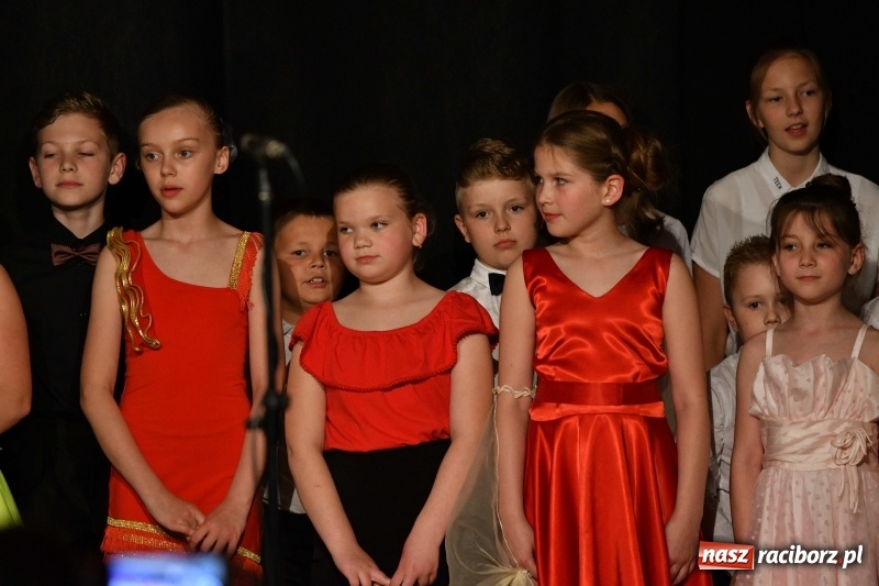 Zdjęcie w galerii na portalu naszraciborz.pl: Koncert z okazji Dnia Mamy i Taty na Zamku Piastowskim wiadomości z regionu