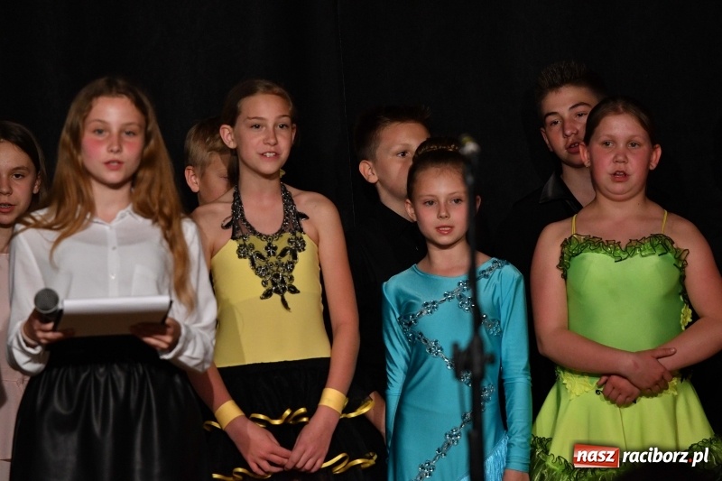 Zdjęcie w galerii na portalu naszraciborz.pl: Koncert z okazji Dnia Mamy i Taty na Zamku Piastowskim wiadomości z regionu