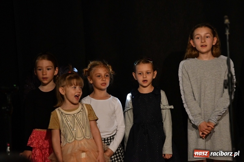 Zdjęcie w galerii na portalu naszraciborz.pl: Koncert z okazji Dnia Mamy i Taty na Zamku Piastowskim wiadomości z regionu