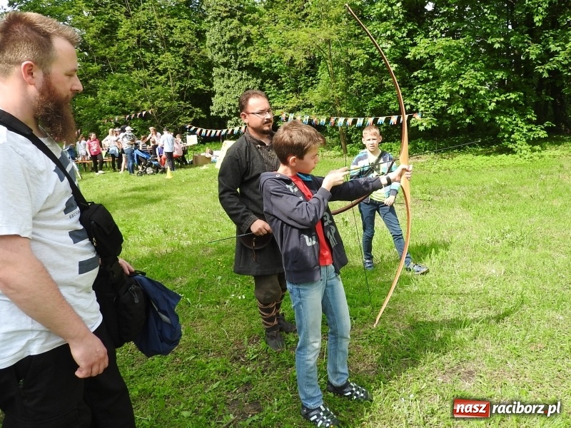 Zdjęcie w galerii na portalu naszraciborz.pl: Rycerstwo zjechało pod ruiny w Łubowicach  wiadomości z regionu