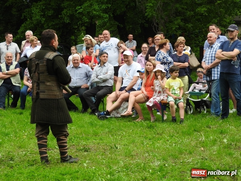 Zdjęcie w galerii na portalu naszraciborz.pl: Rycerstwo zjechało pod ruiny w Łubowicach  wiadomości z regionu