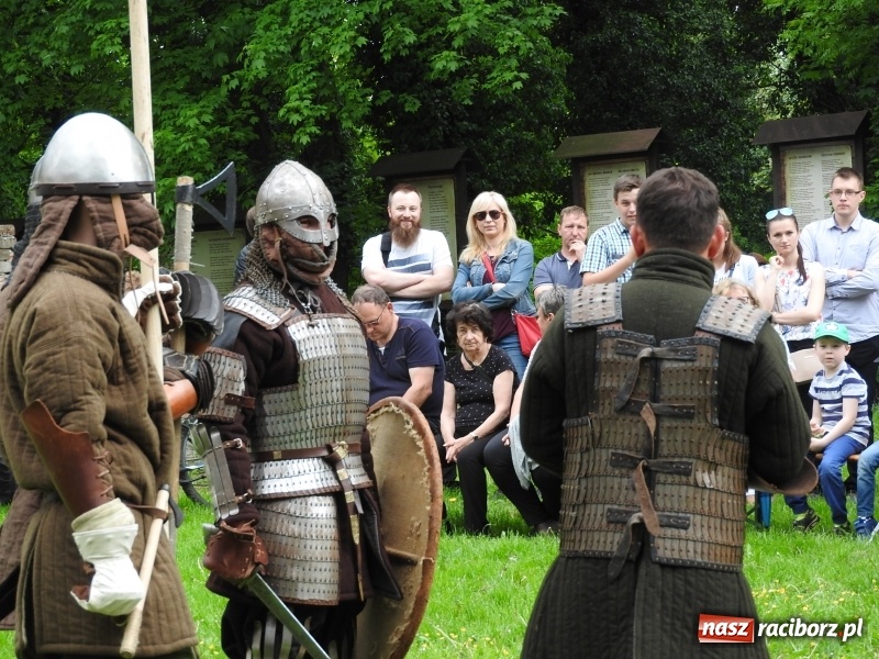 Zdjęcie w galerii na portalu naszraciborz.pl: Rycerstwo zjechało pod ruiny w Łubowicach  wiadomości z regionu