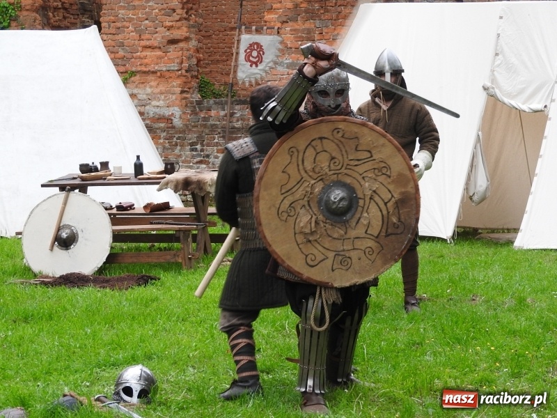 Zdjęcie w galerii na portalu naszraciborz.pl: Rycerstwo zjechało pod ruiny w Łubowicach  wiadomości z regionu