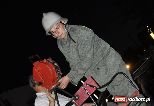 Zdjęcie w galerii na portalu naszraciborz.pl: Nocne strażackie retro w Bojanowie wiadomości z regionu