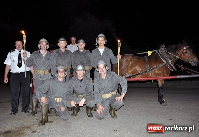 Zdjęcie w galerii na portalu naszraciborz.pl: Nocne strażackie retro w Bojanowie wiadomości z regionu