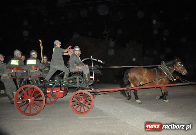 Zdjęcie w galerii na portalu naszraciborz.pl: Nocne strażackie retro w Bojanowie wiadomości z regionu
