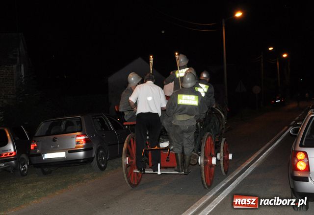 Zdjęcie w galerii na portalu naszraciborz.pl: Nocne strażackie retro w Bojanowie wiadomości z regionu