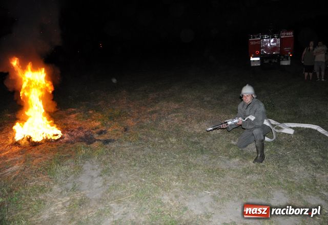 Zdjęcie w galerii na portalu naszraciborz.pl: Nocne strażackie retro w Bojanowie wiadomości z regionu