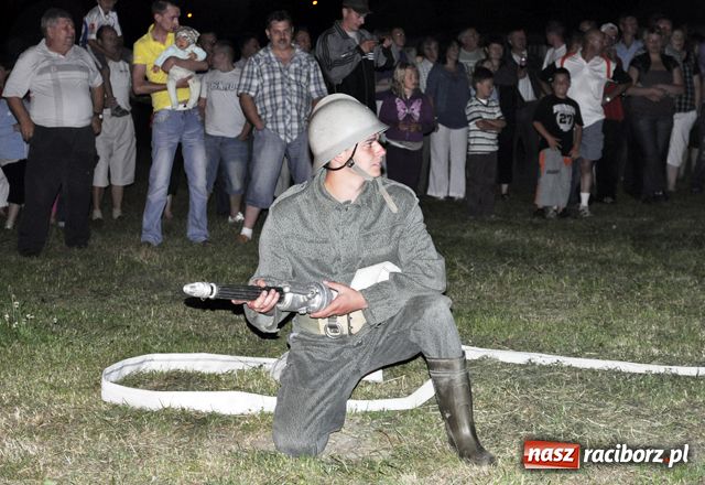 Zdjęcie w galerii na portalu naszraciborz.pl: Nocne strażackie retro w Bojanowie wiadomości z regionu