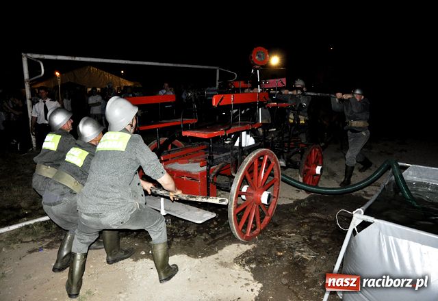 Zdjęcie w galerii na portalu naszraciborz.pl: Nocne strażackie retro w Bojanowie wiadomości z regionu