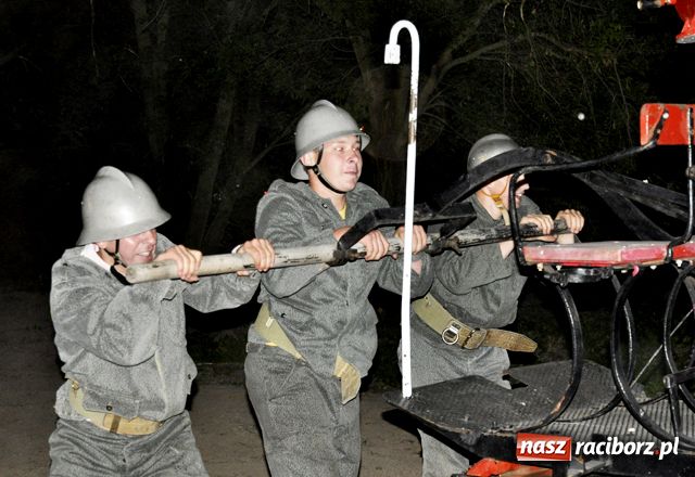 Zdjęcie w galerii na portalu naszraciborz.pl: Nocne strażackie retro w Bojanowie wiadomości z regionu