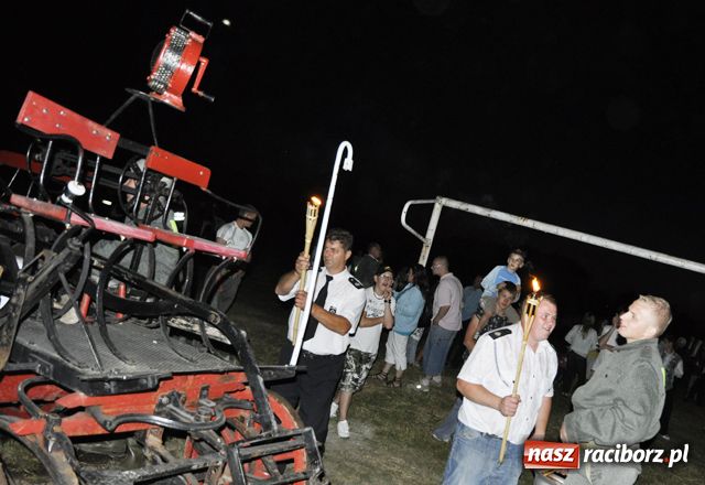 Zdjęcie w galerii na portalu naszraciborz.pl: Nocne strażackie retro w Bojanowie wiadomości z regionu