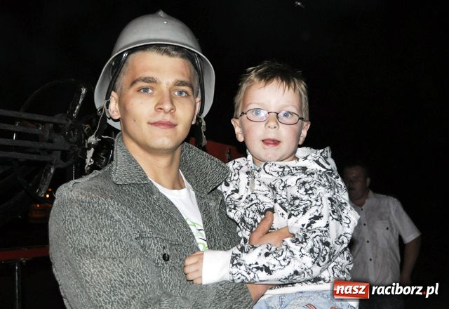 Zdjęcie w galerii na portalu naszraciborz.pl: Nocne strażackie retro w Bojanowie wiadomości z regionu