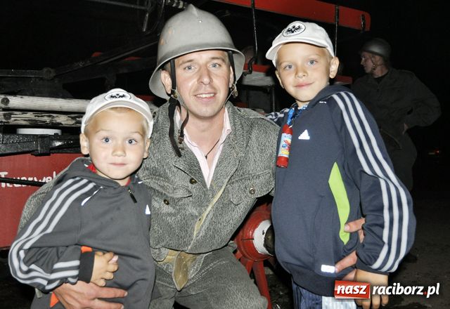 Zdjęcie w galerii na portalu naszraciborz.pl: Nocne strażackie retro w Bojanowie wiadomości z regionu