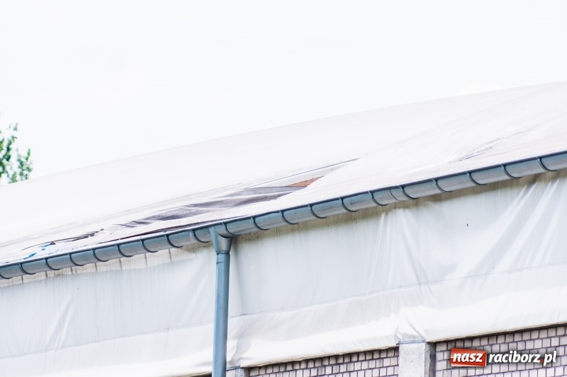 Zdjęcie w galerii na portalu naszraciborz.pl: Hala ZSOMS z dziurą w dachu. Płótno nie wytrzymało nawet pięciu lat!  wiadomości z regionu