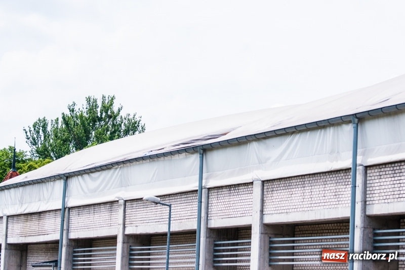 Zdjęcie w galerii na portalu naszraciborz.pl: Hala ZSOMS z dziurą w dachu. Płótno nie wytrzymało nawet pięciu lat!  wiadomości z regionu
