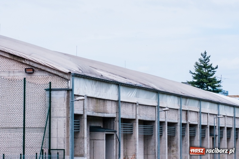 Zdjęcie w galerii na portalu naszraciborz.pl: Hala ZSOMS z dziurą w dachu. Płótno nie wytrzymało nawet pięciu lat!  wiadomości z regionu