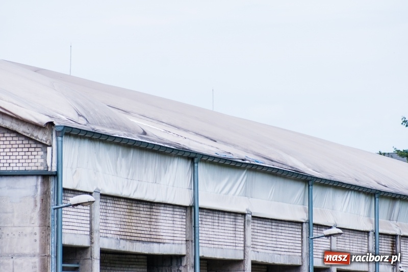 Zdjęcie w galerii na portalu naszraciborz.pl: Hala ZSOMS z dziurą w dachu. Płótno nie wytrzymało nawet pięciu lat!  wiadomości z regionu