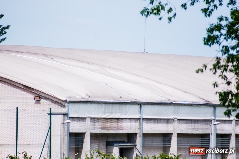 Zdjęcie w galerii na portalu naszraciborz.pl: Hala ZSOMS z dziurą w dachu. Płótno nie wytrzymało nawet pięciu lat!  wiadomości z regionu