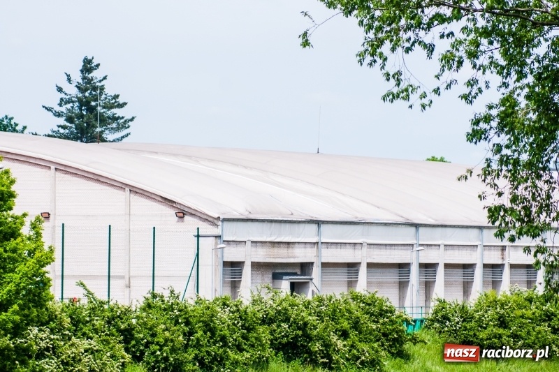 Zdjęcie w galerii na portalu naszraciborz.pl: Hala ZSOMS z dziurą w dachu. Płótno nie wytrzymało nawet pięciu lat!  wiadomości z regionu