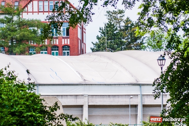 Zdjęcie w galerii na portalu naszraciborz.pl: Hala ZSOMS z dziurą w dachu. Płótno nie wytrzymało nawet pięciu lat!  wiadomości z regionu
