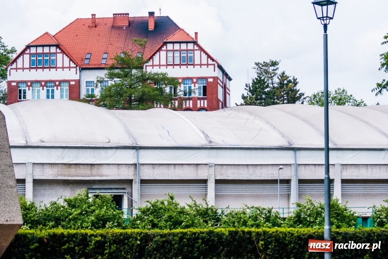 Zdjęcie w galerii na portalu naszraciborz.pl: Hala ZSOMS z dziurą w dachu. Płótno nie wytrzymało nawet pięciu lat!  wiadomości z regionu