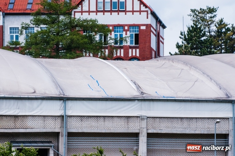 Zdjęcie w galerii na portalu naszraciborz.pl: Hala ZSOMS z dziurą w dachu. Płótno nie wytrzymało nawet pięciu lat!  wiadomości z regionu