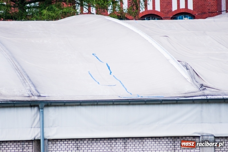 Zdjęcie w galerii na portalu naszraciborz.pl: Hala ZSOMS z dziurą w dachu. Płótno nie wytrzymało nawet pięciu lat!  wiadomości z regionu