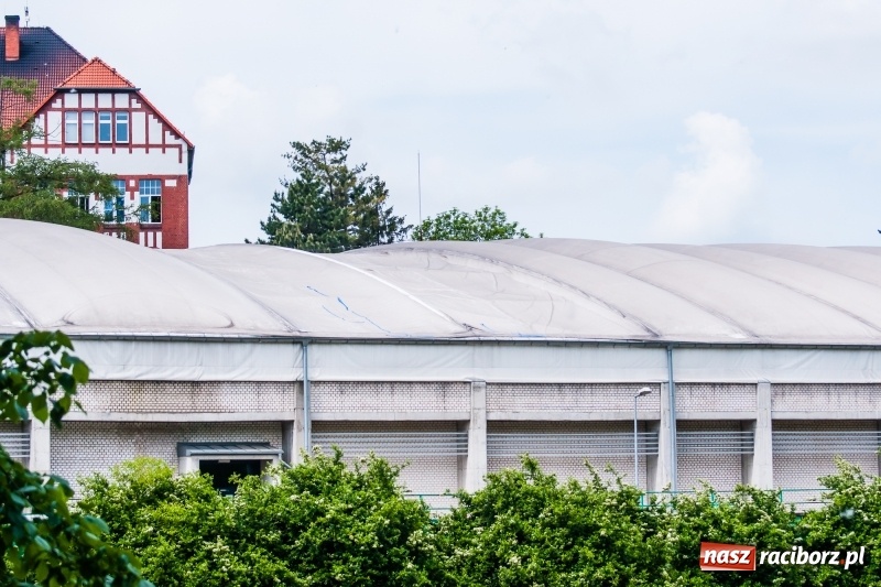 Zdjęcie w galerii na portalu naszraciborz.pl: Hala ZSOMS z dziurą w dachu. Płótno nie wytrzymało nawet pięciu lat!  wiadomości z regionu