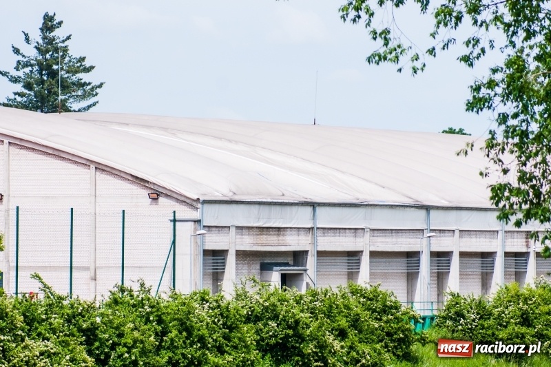 Zdjęcie w galerii na portalu naszraciborz.pl: Hala ZSOMS z dziurą w dachu. Płótno nie wytrzymało nawet pięciu lat!  wiadomości z regionu