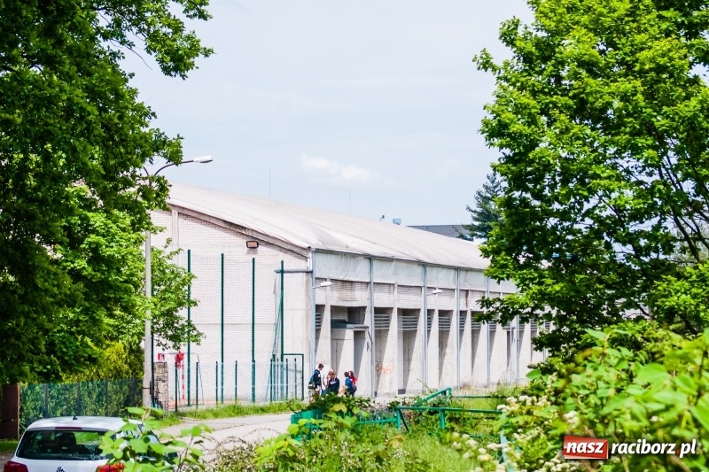 Zdjęcie w galerii na portalu naszraciborz.pl: Hala ZSOMS z dziurą w dachu. Płótno nie wytrzymało nawet pięciu lat!  wiadomości z regionu