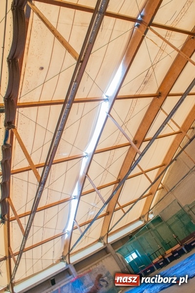 Zdjęcie w galerii na portalu naszraciborz.pl: Hala ZSOMS z dziurą w dachu. Płótno nie wytrzymało nawet pięciu lat!  wiadomości z regionu