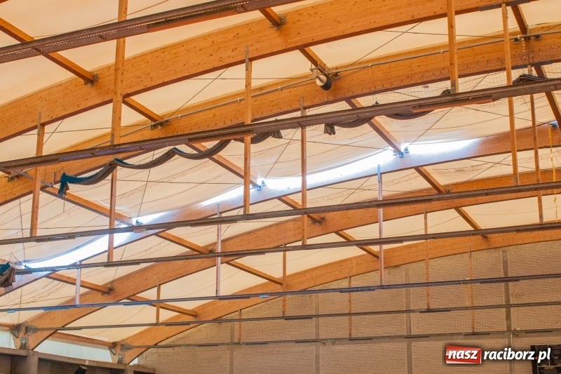 Zdjęcie w galerii na portalu naszraciborz.pl: Hala ZSOMS z dziurą w dachu. Płótno nie wytrzymało nawet pięciu lat!  wiadomości z regionu