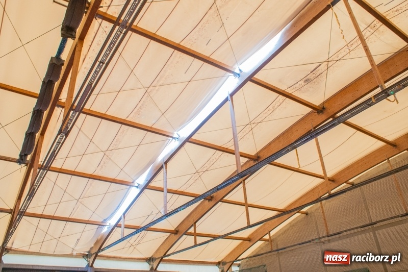 Zdjęcie w galerii na portalu naszraciborz.pl: Hala ZSOMS z dziurą w dachu. Płótno nie wytrzymało nawet pięciu lat!  wiadomości z regionu