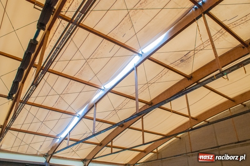 Zdjęcie w galerii na portalu naszraciborz.pl: Hala ZSOMS z dziurą w dachu. Płótno nie wytrzymało nawet pięciu lat!  wiadomości z regionu