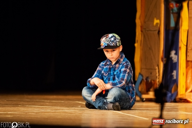 Zdjęcie w galerii na portalu naszraciborz.pl: Przedszkolaki z Przedszkola nr 11 wystąpiły dla swoich rodziców w RCK wiadomości z regionu