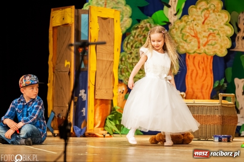 Zdjęcie w galerii na portalu naszraciborz.pl: Przedszkolaki z Przedszkola nr 11 wystąpiły dla swoich rodziców w RCK wiadomości z regionu