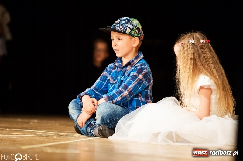 Zdjęcie w galerii na portalu naszraciborz.pl: Przedszkolaki z Przedszkola nr 11 wystąpiły dla swoich rodziców w RCK wiadomości z regionu