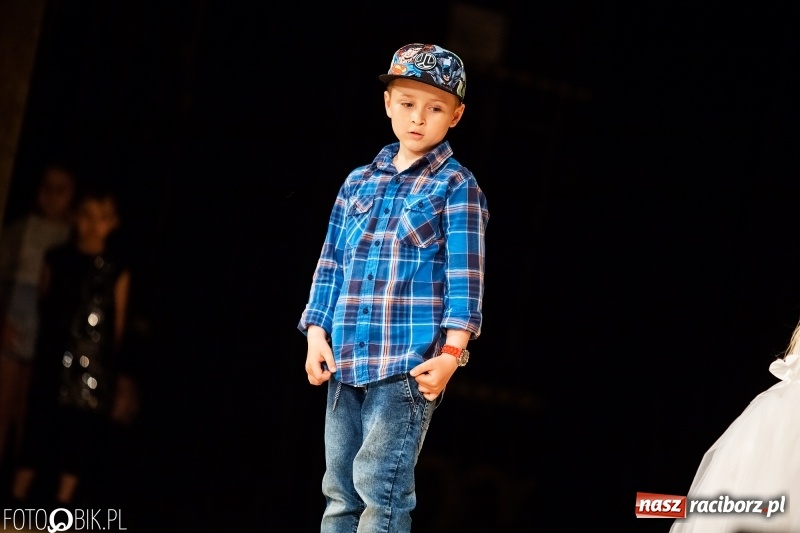 Zdjęcie w galerii na portalu naszraciborz.pl: Przedszkolaki z Przedszkola nr 11 wystąpiły dla swoich rodziców w RCK wiadomości z regionu