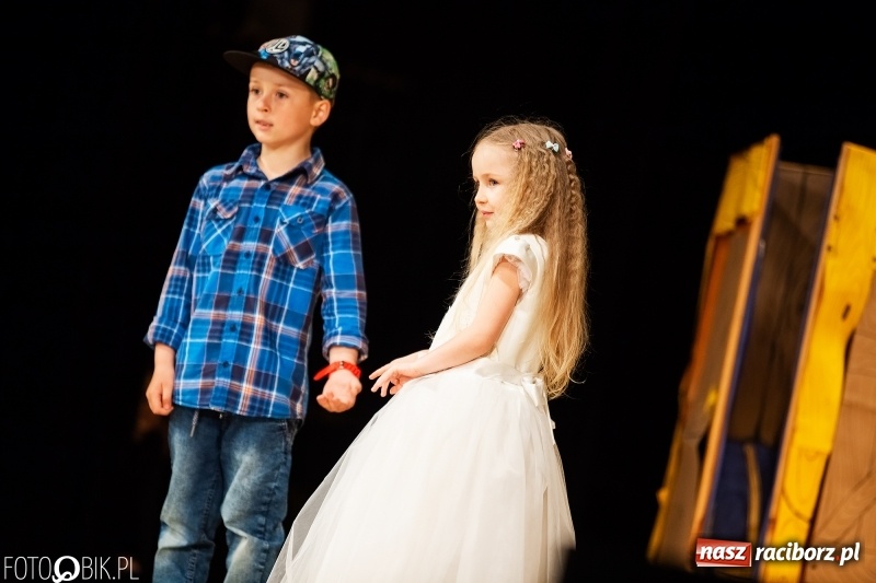 Zdjęcie w galerii na portalu naszraciborz.pl: Przedszkolaki z Przedszkola nr 11 wystąpiły dla swoich rodziców w RCK wiadomości z regionu