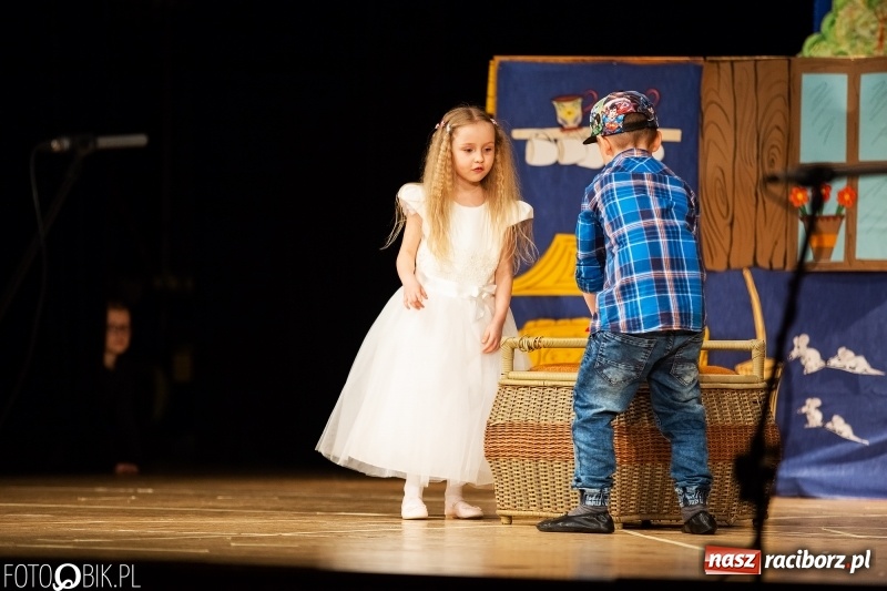 Zdjęcie w galerii na portalu naszraciborz.pl: Przedszkolaki z Przedszkola nr 11 wystąpiły dla swoich rodziców w RCK wiadomości z regionu