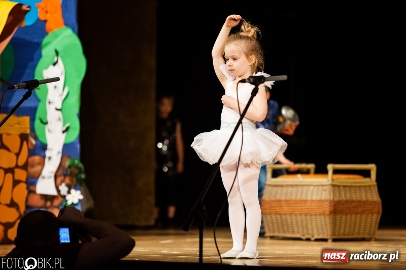 Zdjęcie w galerii na portalu naszraciborz.pl: Przedszkolaki z Przedszkola nr 11 wystąpiły dla swoich rodziców w RCK wiadomości z regionu