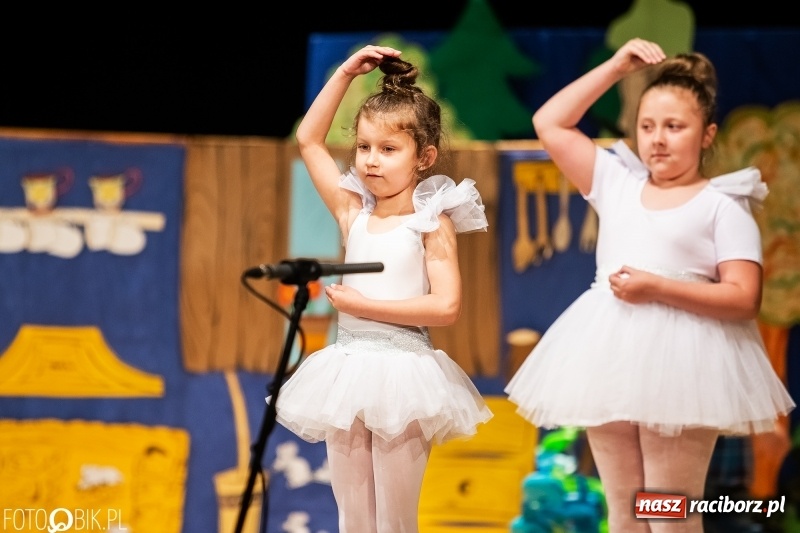 Zdjęcie w galerii na portalu naszraciborz.pl: Przedszkolaki z Przedszkola nr 11 wystąpiły dla swoich rodziców w RCK wiadomości z regionu