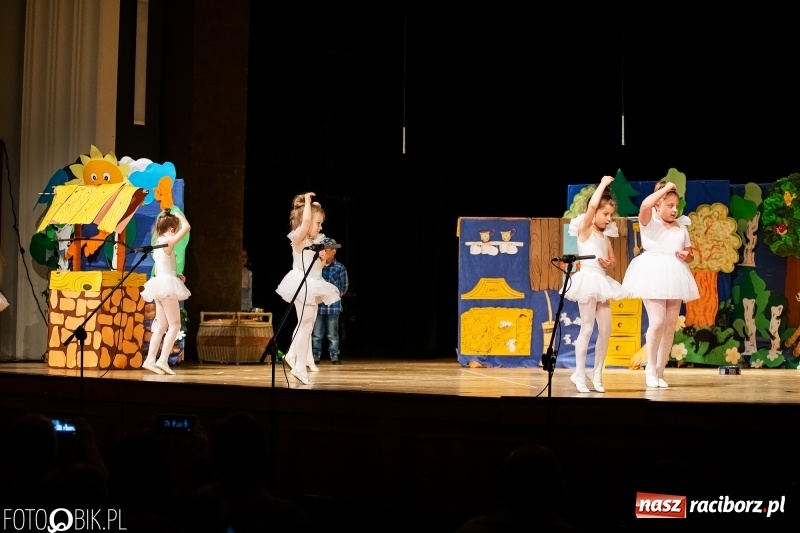 Zdjęcie w galerii na portalu naszraciborz.pl: Przedszkolaki z Przedszkola nr 11 wystąpiły dla swoich rodziców w RCK wiadomości z regionu