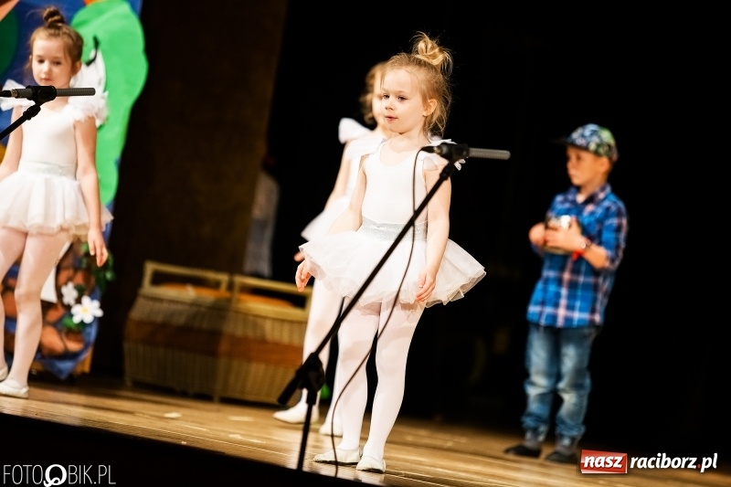 Zdjęcie w galerii na portalu naszraciborz.pl: Przedszkolaki z Przedszkola nr 11 wystąpiły dla swoich rodziców w RCK wiadomości z regionu